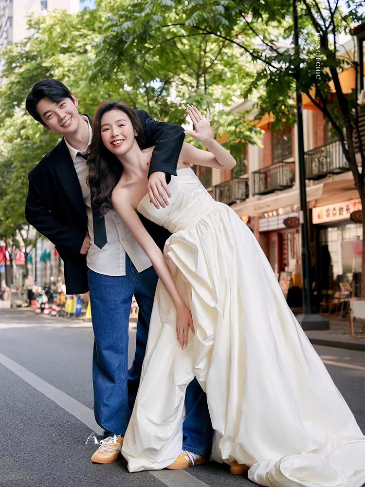 Street Fashion Couple - Fashionable Korean Style Denim Street Snap